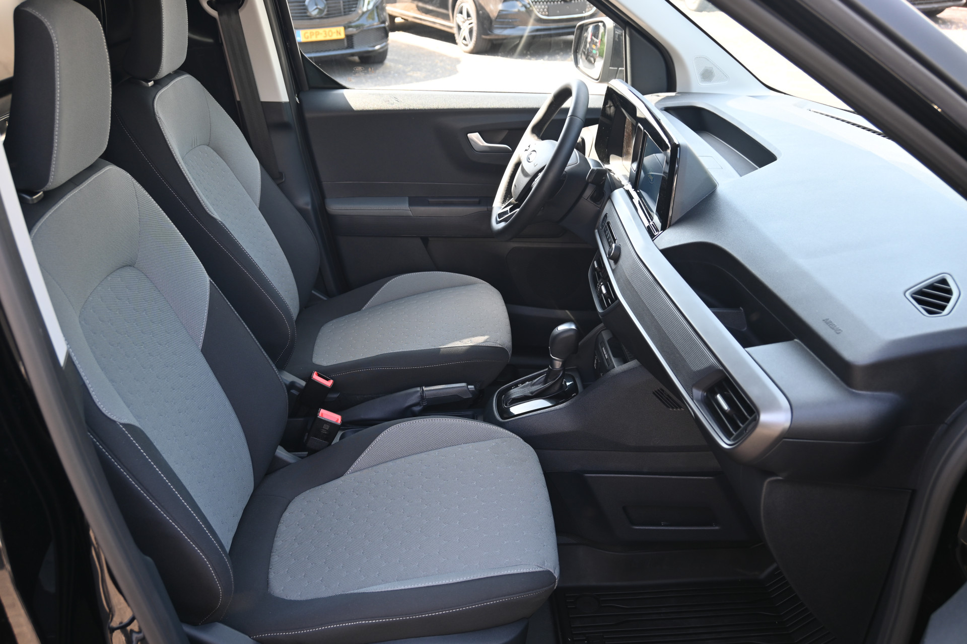 Ford Transit Courier 8