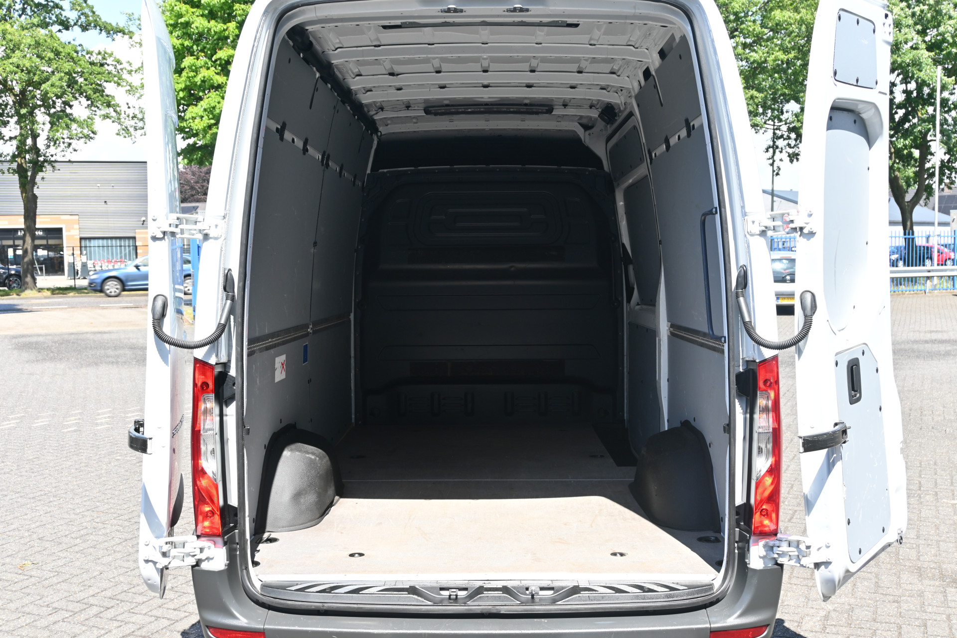 Mercedes-Benz Sprinter 11