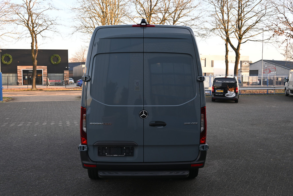 Mercedes-Benz Sprinter 11