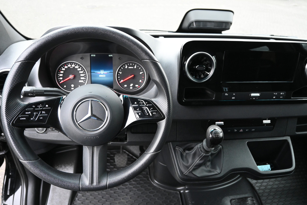 Mercedes-Benz Sprinter 11