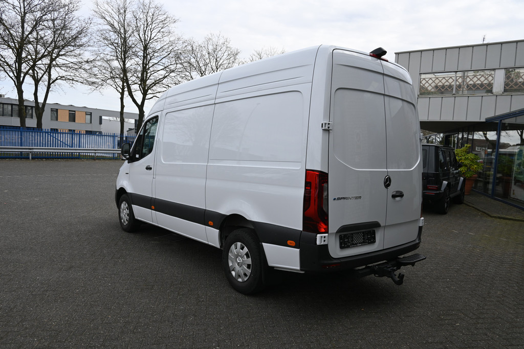 Mercedes-Benz eSprinter 4