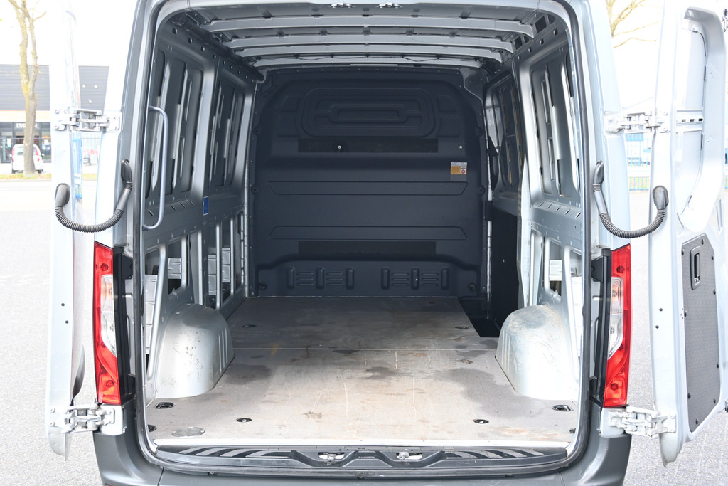 Mercedes-Benz Sprinter 11
