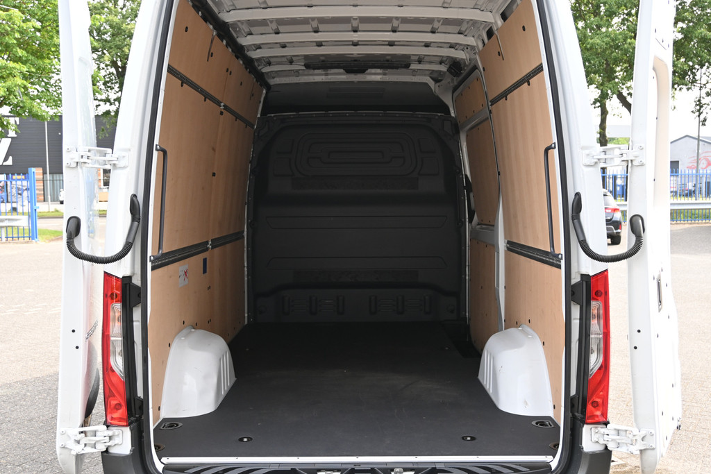 Mercedes-Benz Sprinter 11