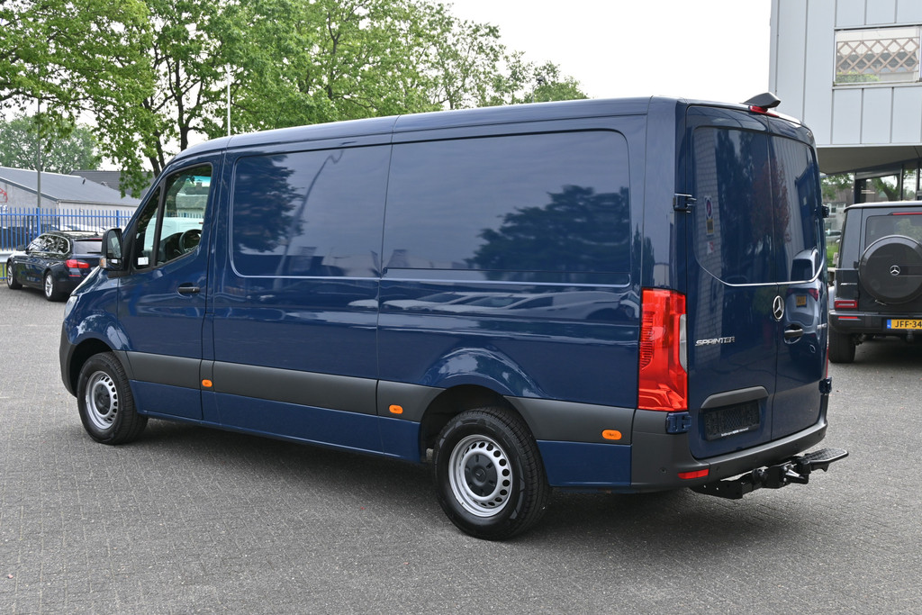 Mercedes-Benz Sprinter 11