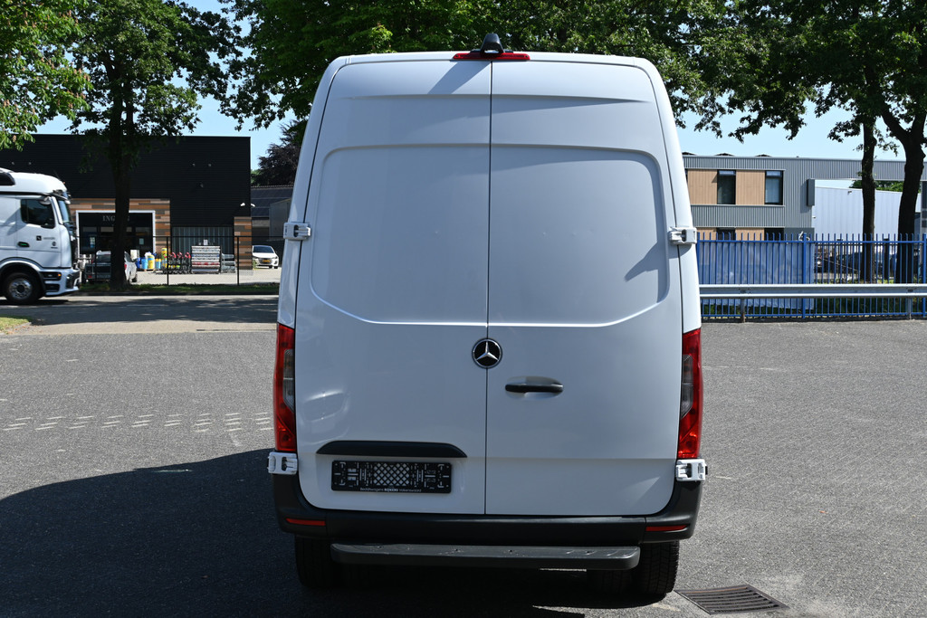 Mercedes-Benz Sprinter 11