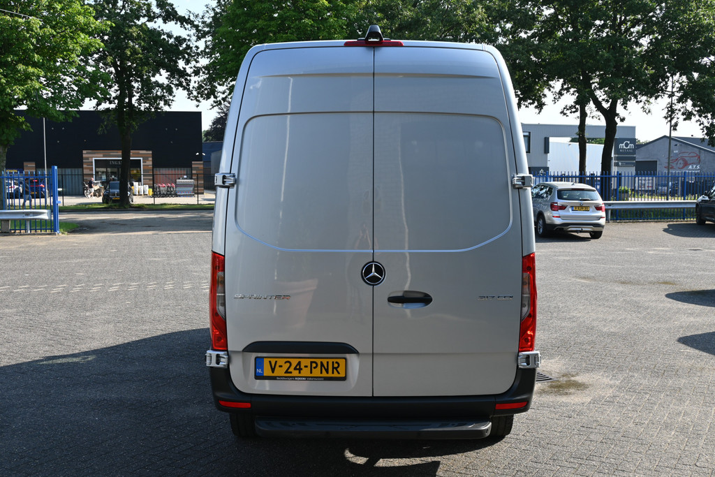 Mercedes-Benz Sprinter 11