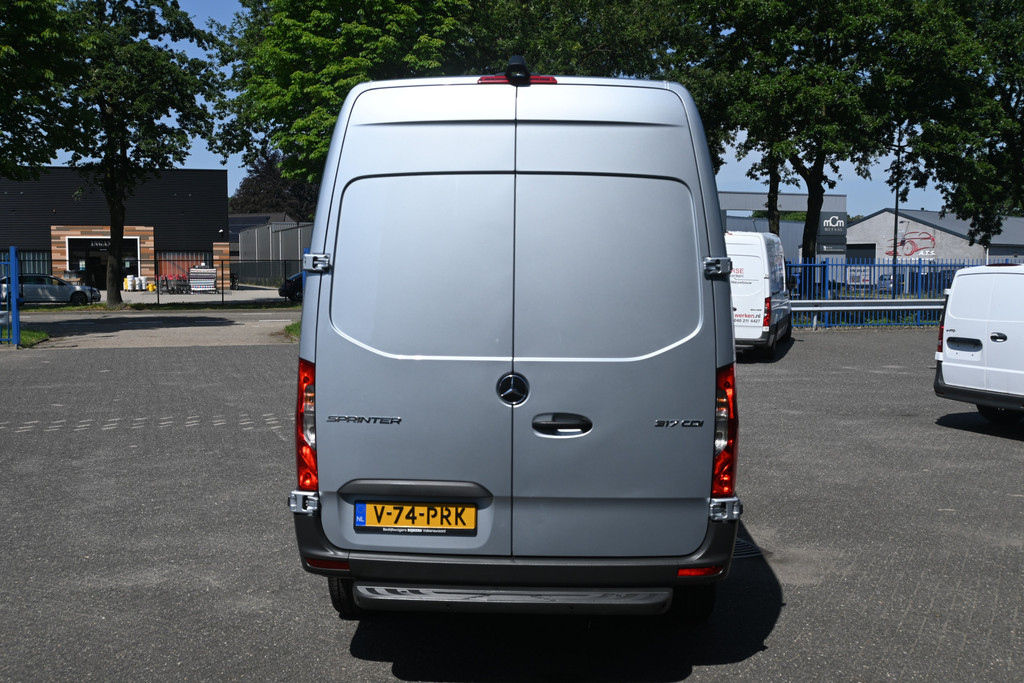Mercedes-Benz Sprinter 11