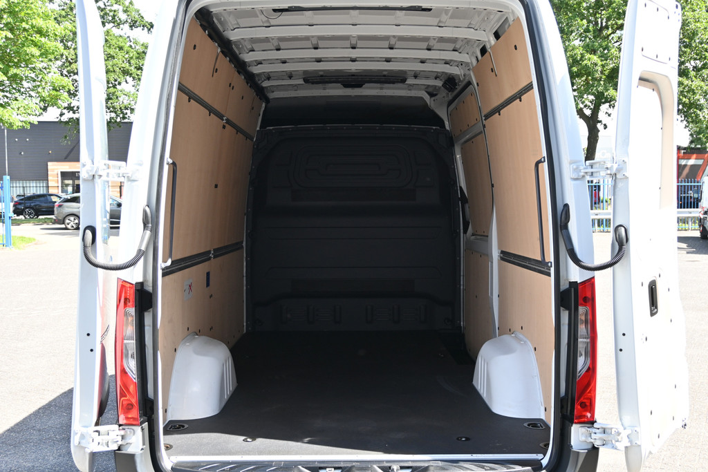 Mercedes-Benz Sprinter 11