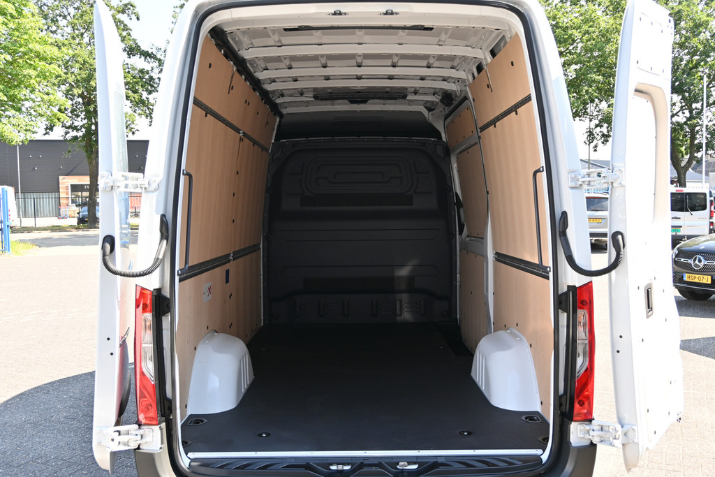 Mercedes-Benz Sprinter 11