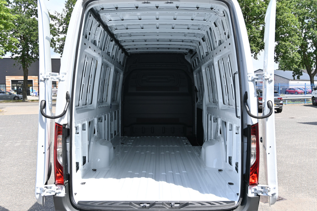 Mercedes-Benz Sprinter 11
