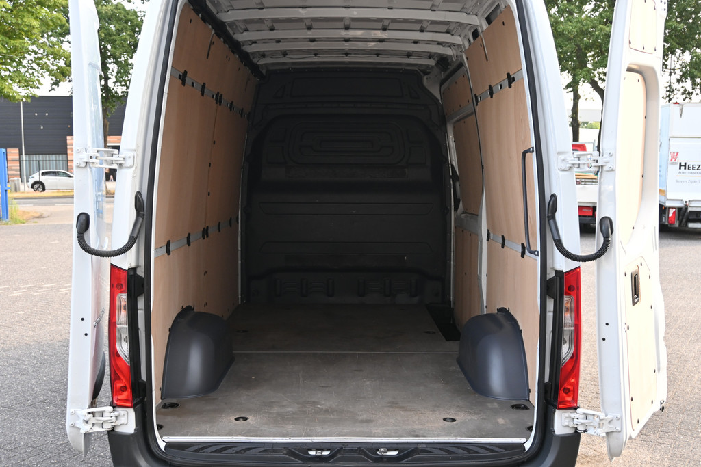 Mercedes-Benz Sprinter 11