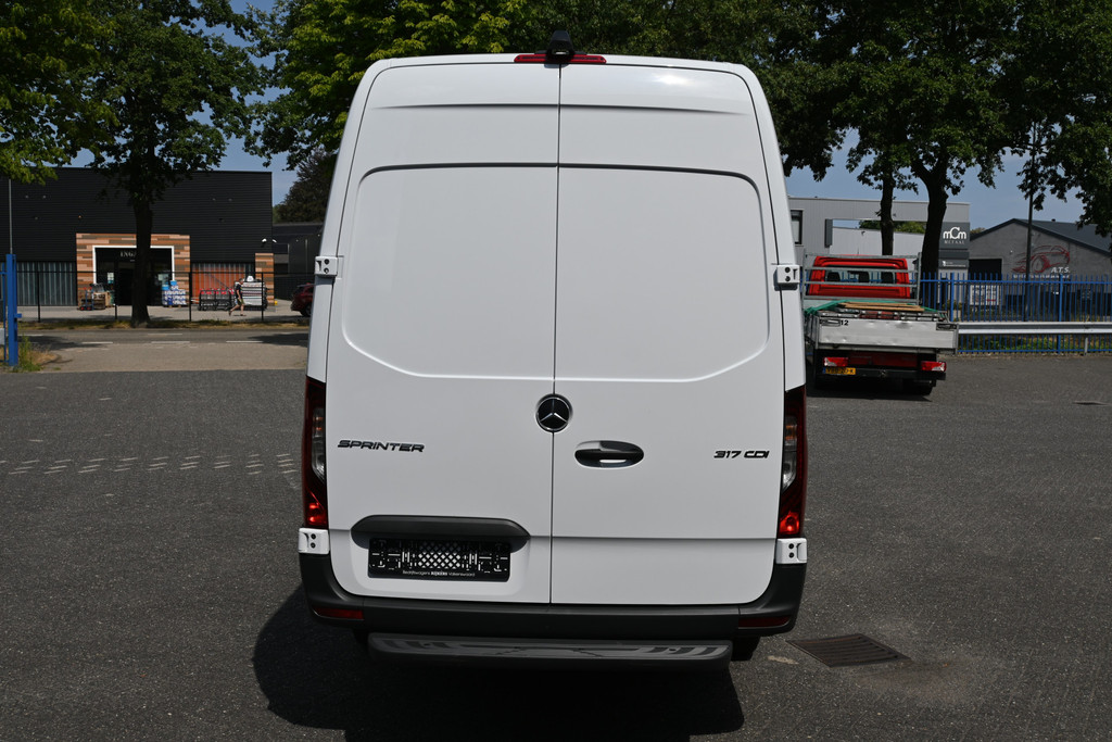 Mercedes-Benz Sprinter 11