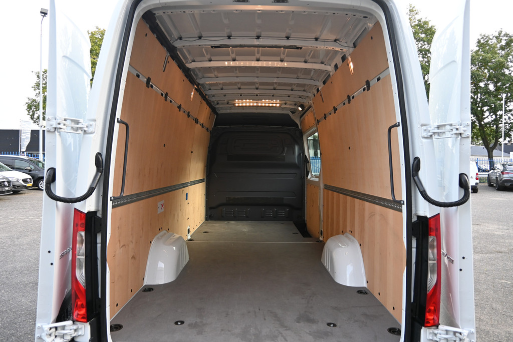 Mercedes-Benz Sprinter 9