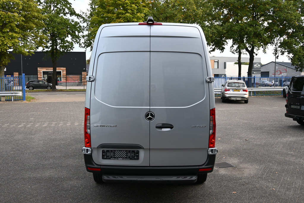 Mercedes-Benz Sprinter 11