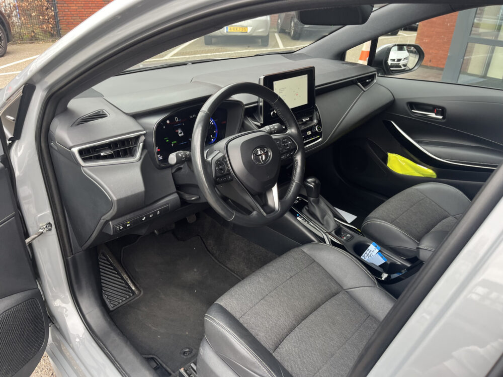 Toyota Corolla 1.8 Hybrid Dynamic // FULL LED // HALF LEDER // ADAPT. CRUISE // KEYLESS // CAMERA // STOELVERWARMING // CARPLAY // 15