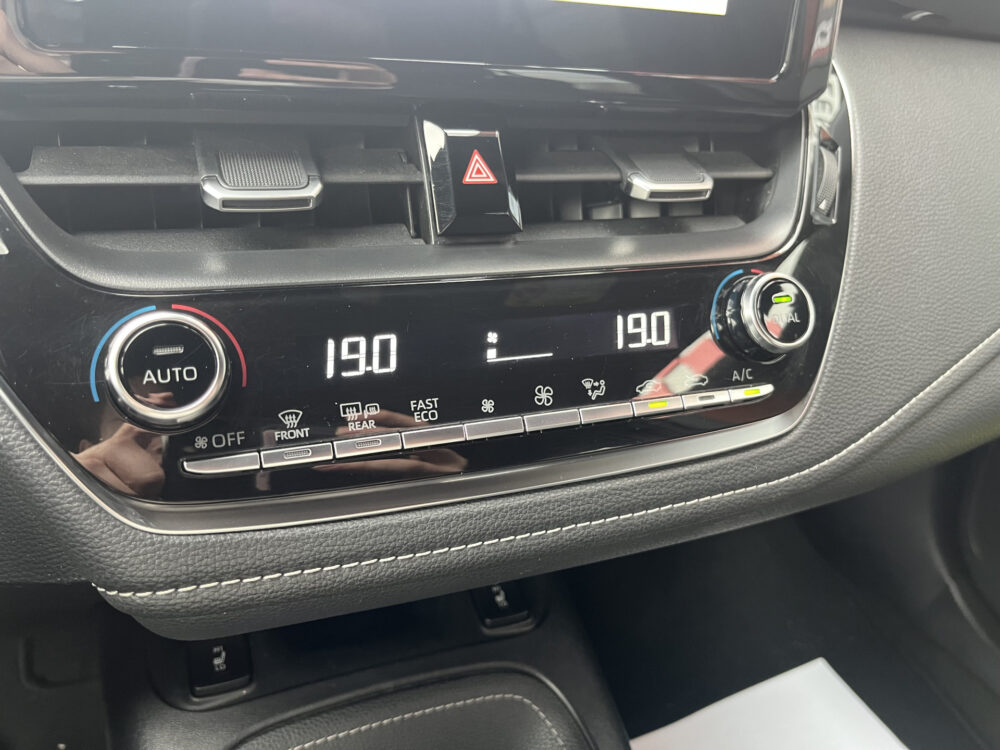 Toyota Corolla 1.8 Hybrid Dynamic // FULL LED // HALF LEDER // ADAPT. CRUISE // KEYLESS // CAMERA // STOELVERWARMING // CARPLAY // 25