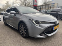 Toyota Corolla 1.8 Hybrid Dynamic // FULL LED // HALF LEDER // ADAPT. CRUISE // KEYLESS // CAMERA // STOELVERWARMING // CARPLAY // 45