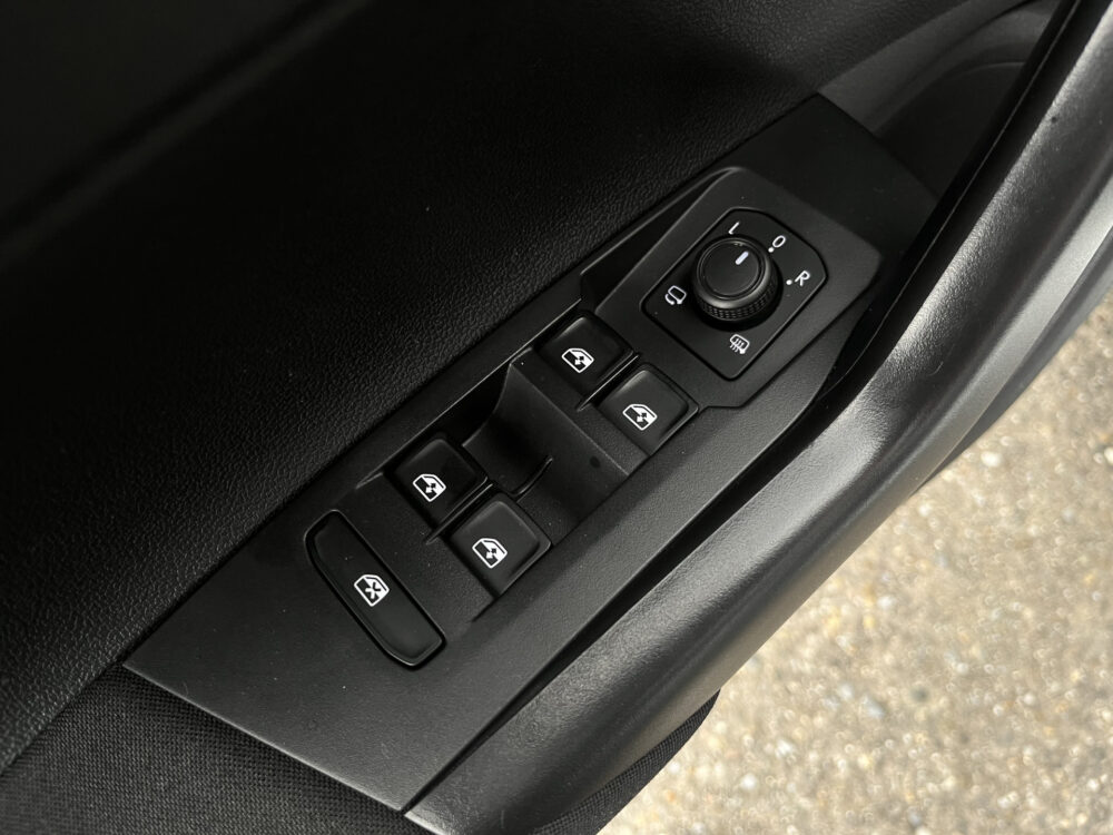 Volkswagen Taigo 1.0 TSI Style 110PK! // LED // CRUISE // NAVI+CARPLAY // STOELVERWARMING // 16