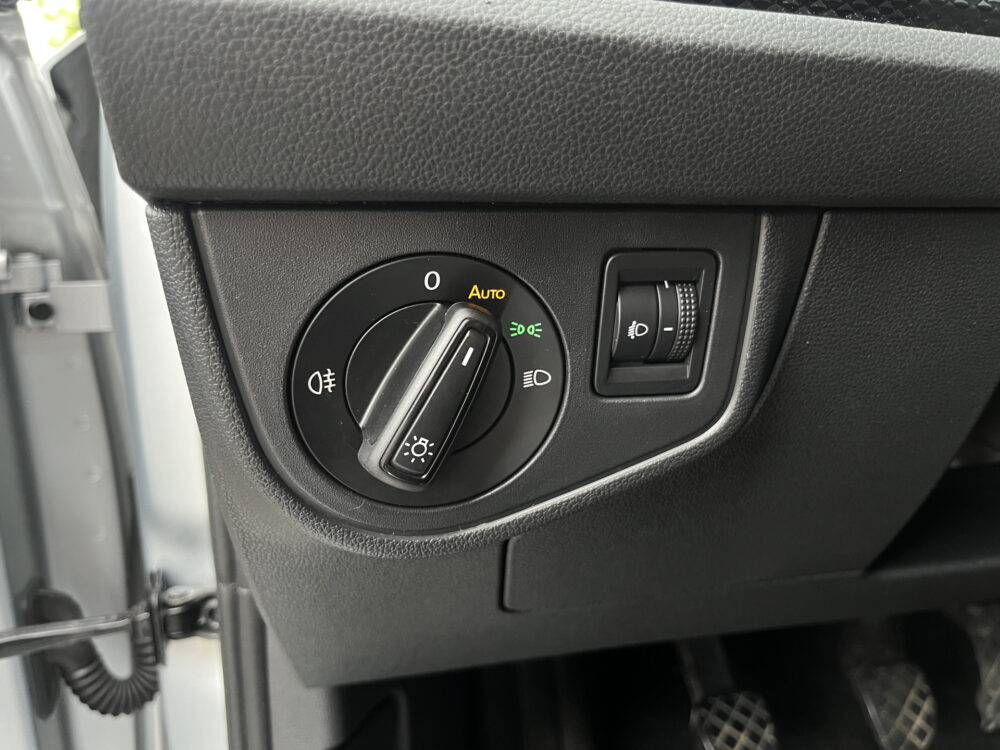 Volkswagen Taigo 1.0 TSI Style 110PK! // LED // CRUISE // NAVI+CARPLAY // STOELVERWARMING // 17