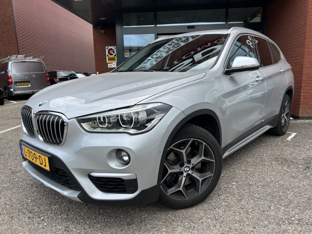 BMW X1 xDrive20i High Executive // HUD // FULL LED // LEDER // CAMERA // NAVI // PDC 1