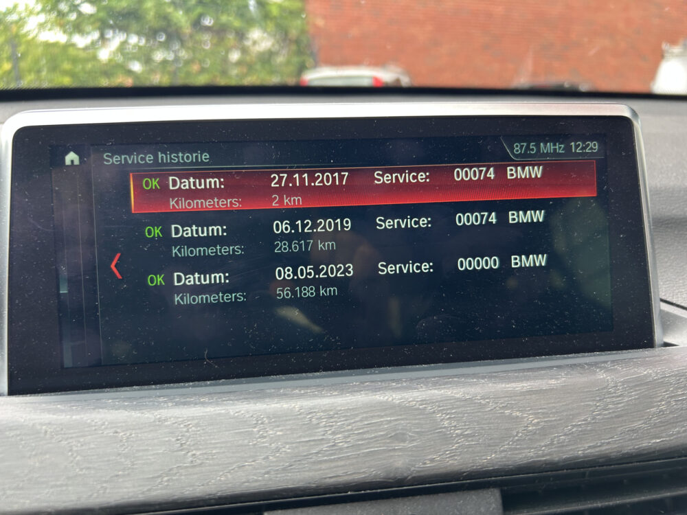 BMW X1 xDrive20i High Executive // HUD // FULL LED // LEDER // CAMERA // NAVI // PDC 13