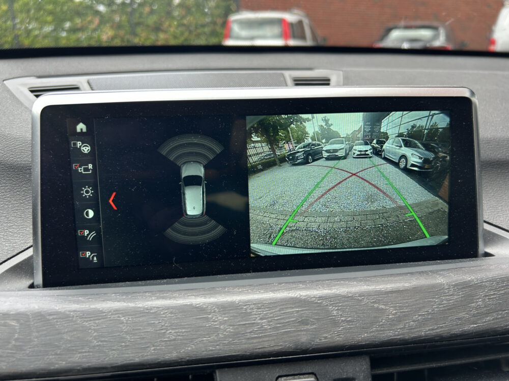 BMW X1 xDrive20i High Executive // HUD // FULL LED // LEDER // CAMERA // NAVI // PDC 15