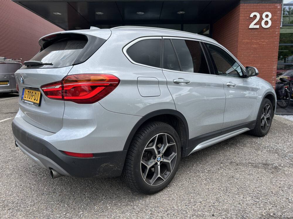 BMW X1 xDrive20i High Executive // HUD // FULL LED // LEDER // CAMERA // NAVI // PDC 2
