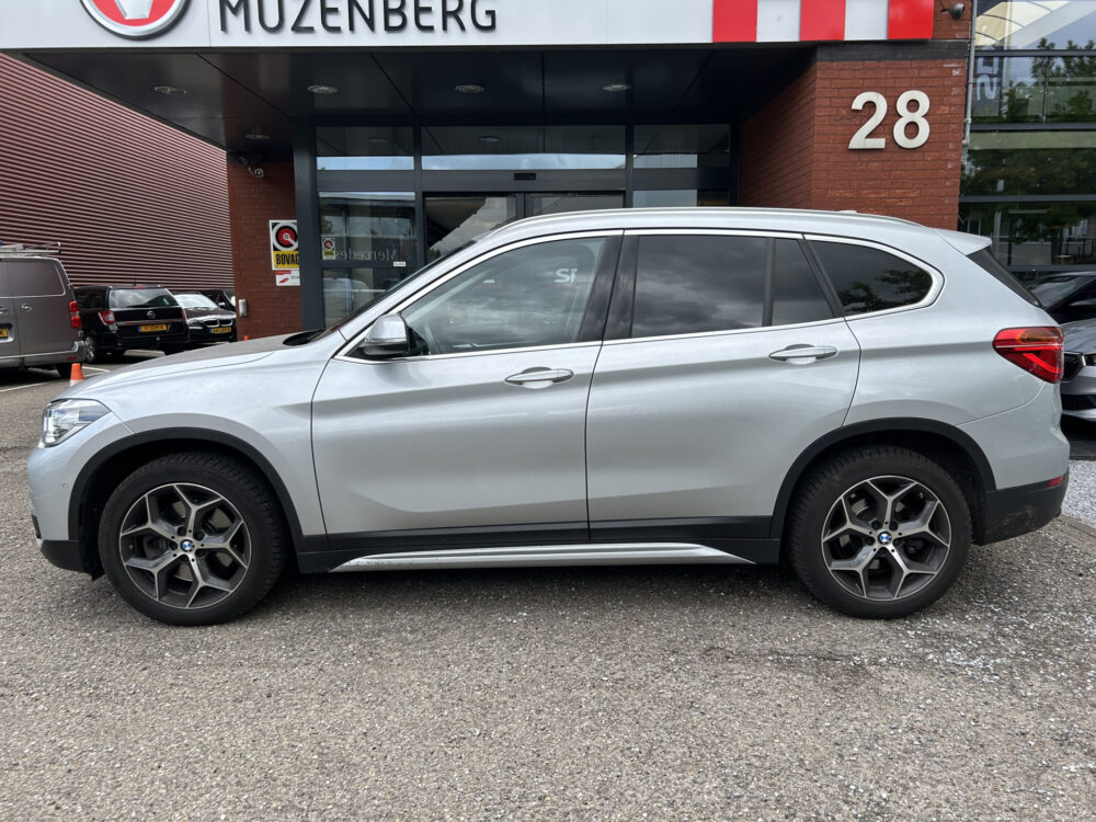 BMW X1 xDrive20i High Executive // HUD // FULL LED // LEDER // CAMERA // NAVI // PDC 3