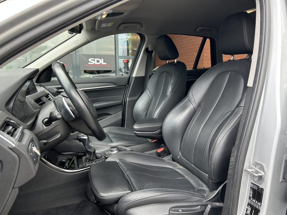 BMW X1 xDrive20i High Executive // HUD // FULL LED // LEDER // CAMERA // NAVI // PDC 8