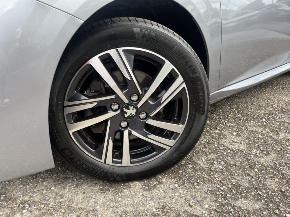 Peugeot 208 1.2 PureTech Allure // HALF LEDER // NAVI+CARPLAY // CAMERA+SENSOREN // CLIMA // CRUISE // 10