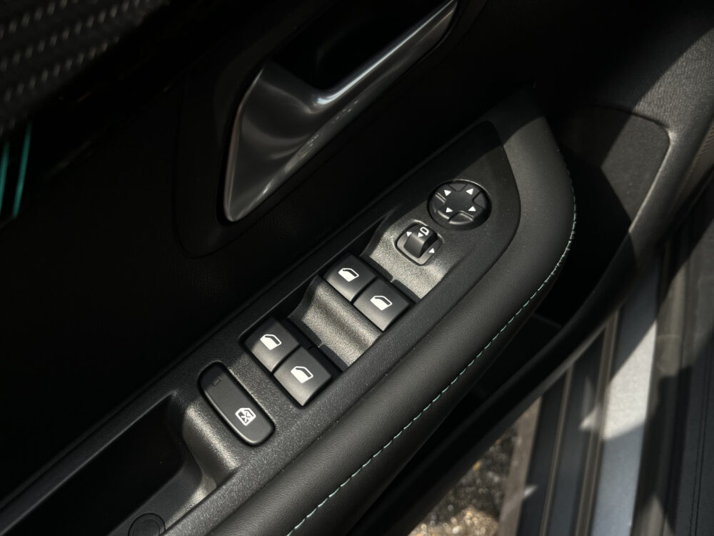 Peugeot 208 1.2 PureTech Allure // HALF LEDER // NAVI+CARPLAY // CAMERA+SENSOREN // CLIMA // CRUISE // 16