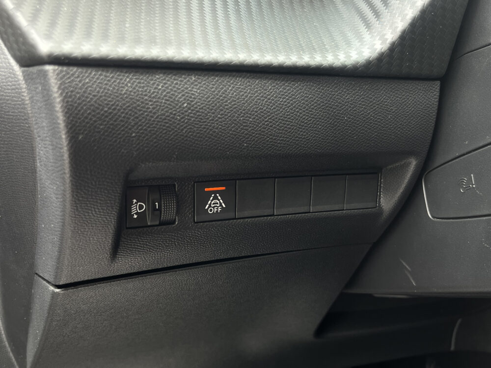 Peugeot 208 1.2 PureTech Allure // HALF LEDER // NAVI+CARPLAY // CAMERA+SENSOREN // CLIMA // CRUISE // 17