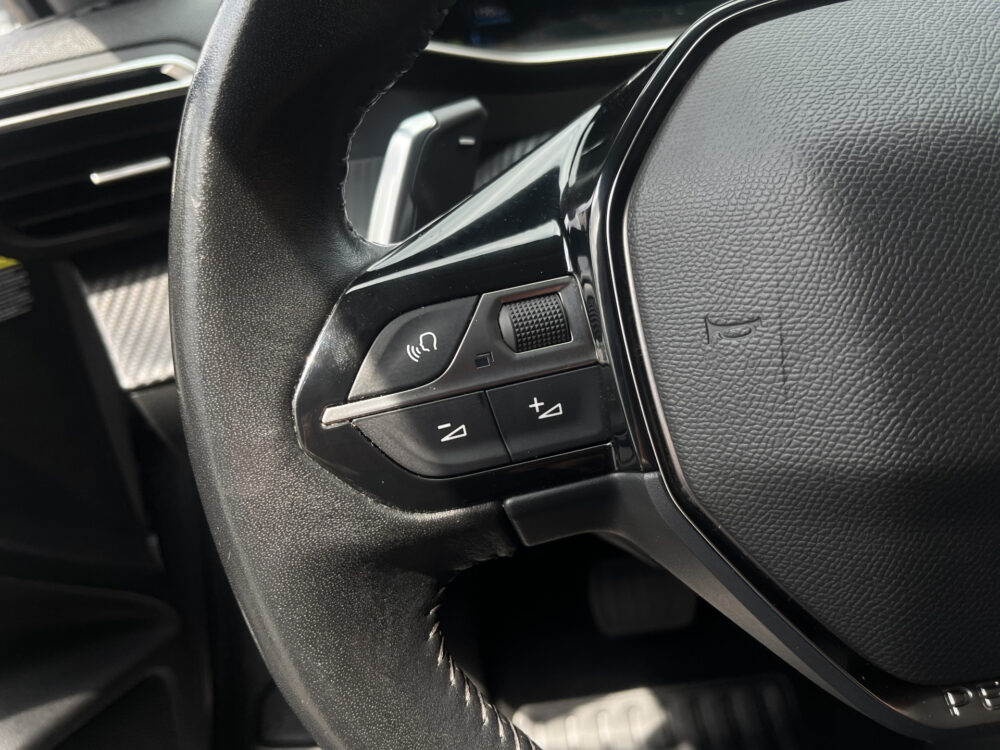 Peugeot 208 1.2 PureTech Allure // HALF LEDER // NAVI+CARPLAY // CAMERA+SENSOREN // CLIMA // CRUISE // 18