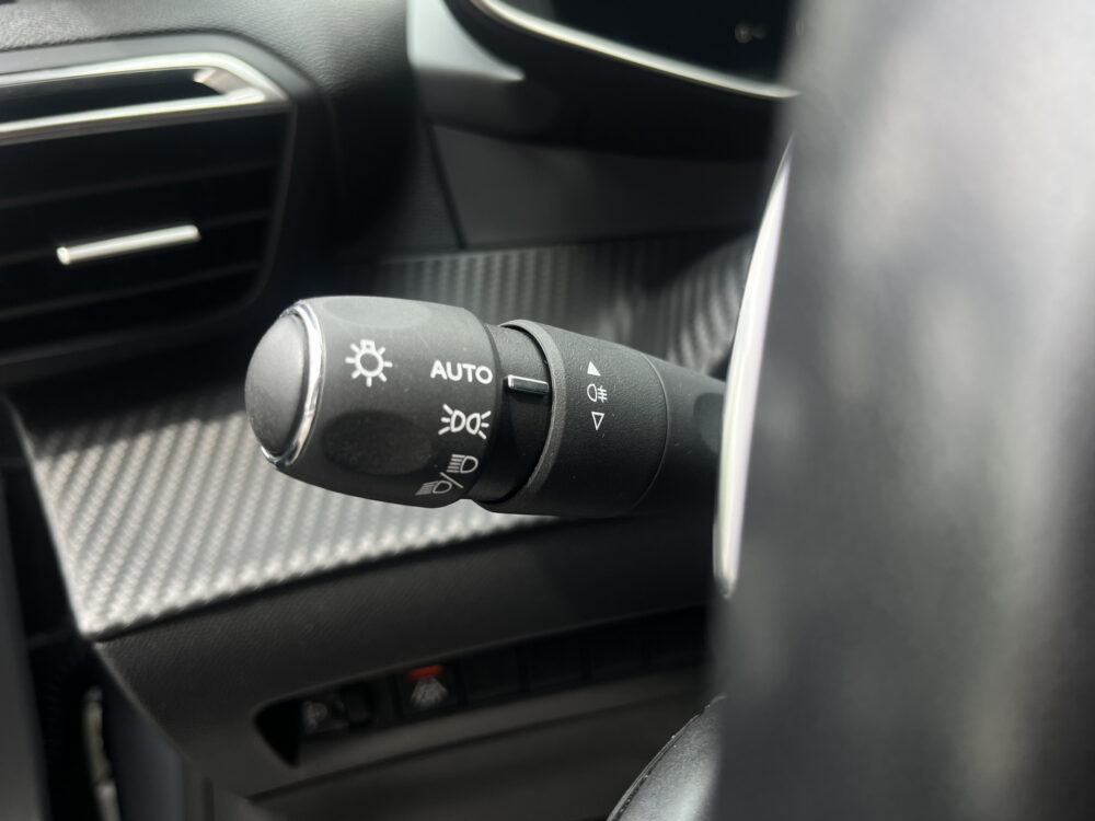 Peugeot 208 1.2 PureTech Allure // HALF LEDER // NAVI+CARPLAY // CAMERA+SENSOREN // CLIMA // CRUISE // 19
