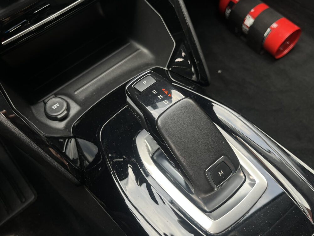Peugeot 208 1.2 PureTech Allure // HALF LEDER // NAVI+CARPLAY // CAMERA+SENSOREN // CLIMA // CRUISE // 24