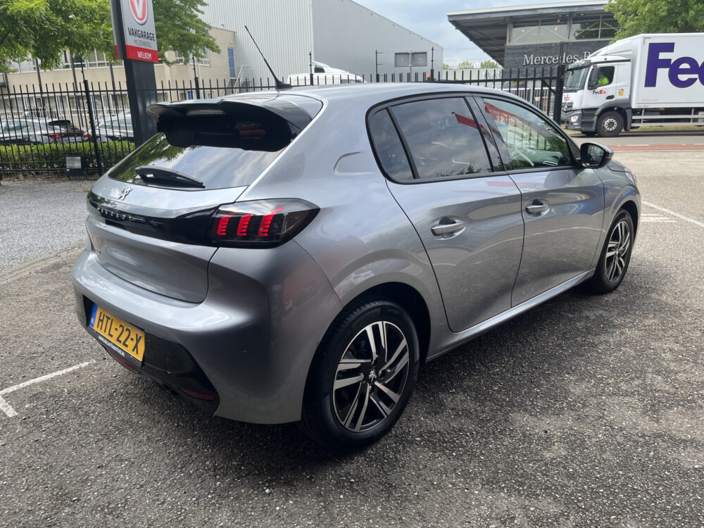 Peugeot 208 1.2 PureTech Allure // HALF LEDER // NAVI+CARPLAY // CAMERA+SENSOREN // CLIMA // CRUISE // 5