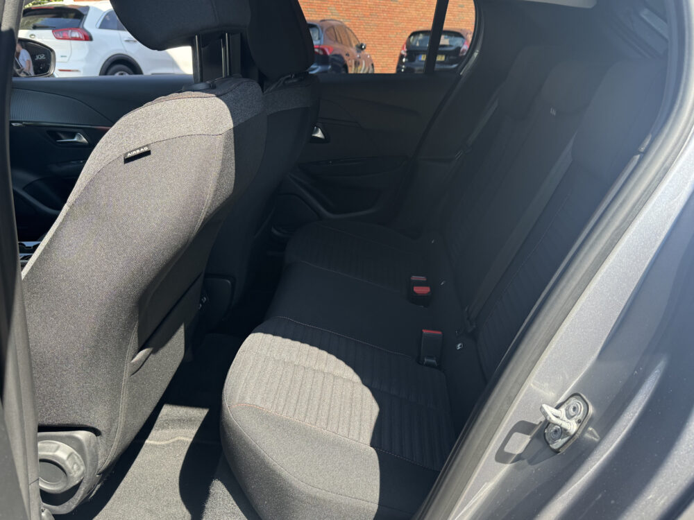 Peugeot 208 1.2 PureTech Allure // CRUISE // NAVI // PDC // APPLE CARPLAY - ANDROID AUTO // DAB RADIO // LED // 10