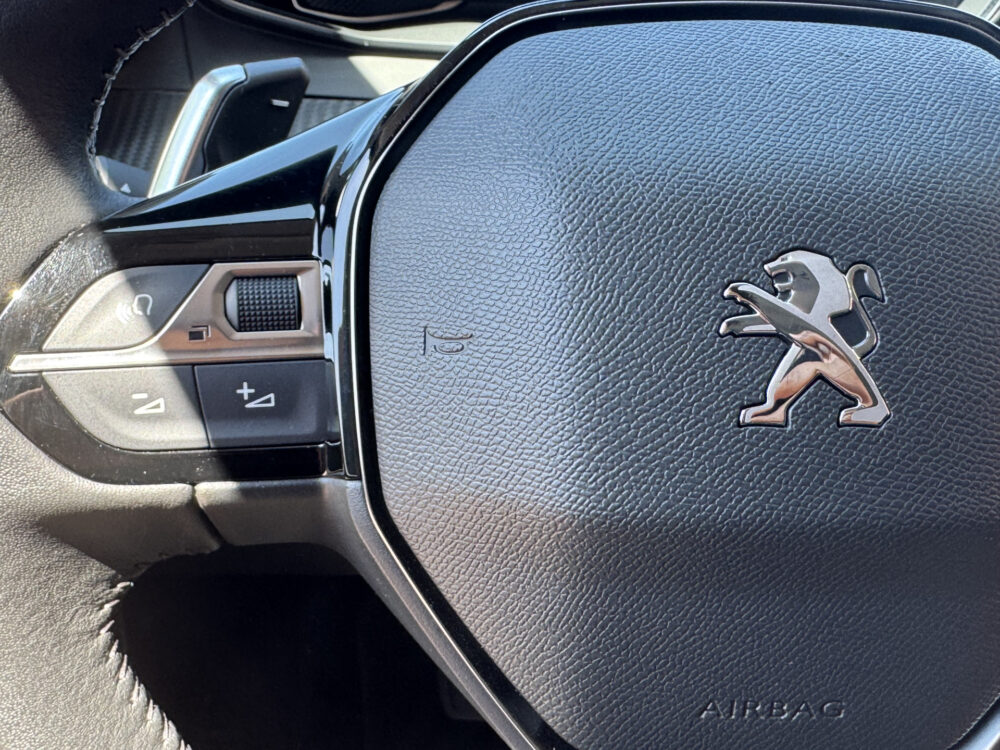 Peugeot 208 1.2 PureTech Allure // CRUISE // NAVI // PDC // APPLE CARPLAY - ANDROID AUTO // DAB RADIO // LED // 12
