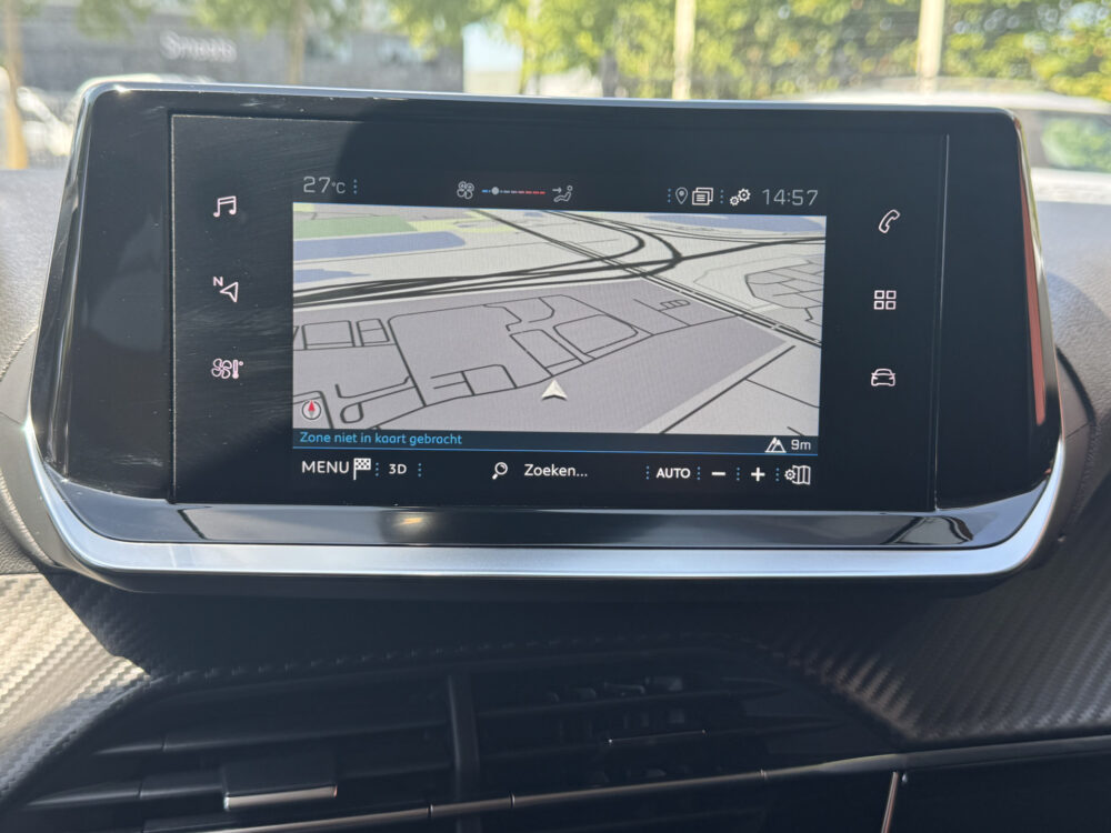 Peugeot 208 1.2 PureTech Allure // CRUISE // NAVI // PDC // APPLE CARPLAY - ANDROID AUTO // DAB RADIO // LED // 15