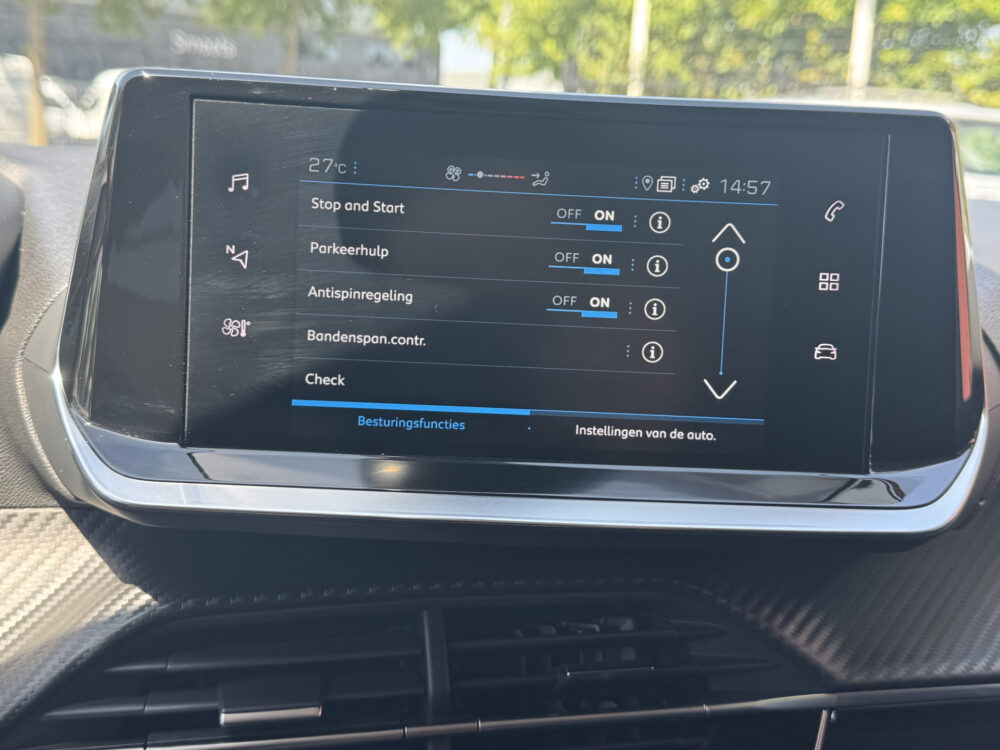 Peugeot 208 1.2 PureTech Allure // CRUISE // NAVI // PDC // APPLE CARPLAY - ANDROID AUTO // DAB RADIO // LED // 16