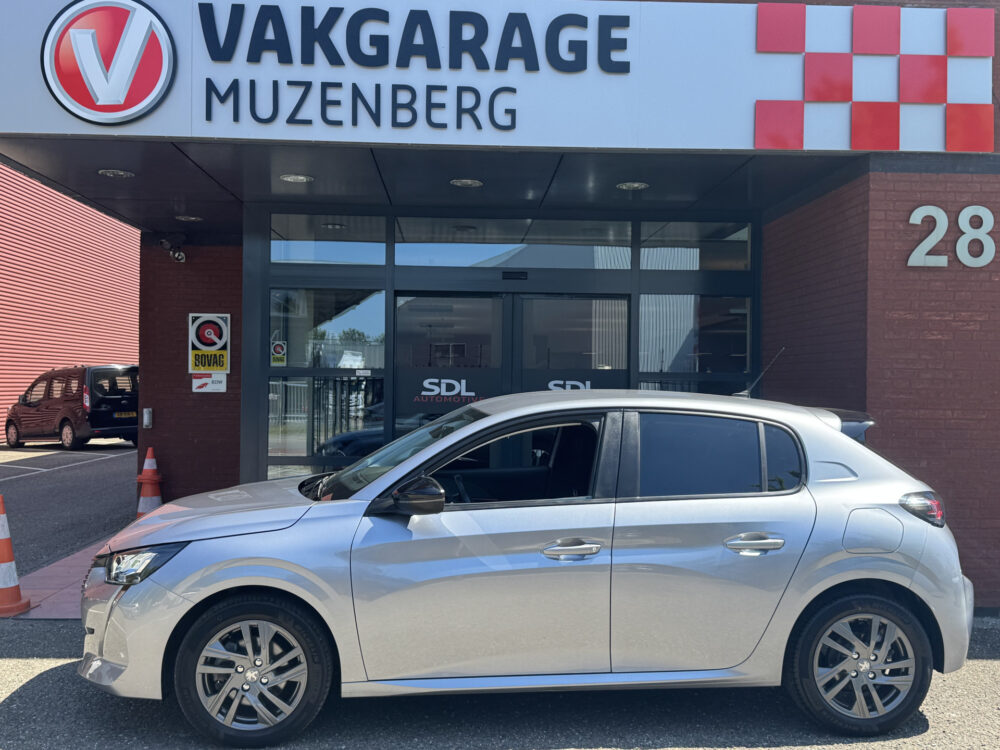 Peugeot 208 1.2 PureTech Allure // CRUISE // NAVI // PDC // APPLE CARPLAY - ANDROID AUTO // DAB RADIO // LED // 2