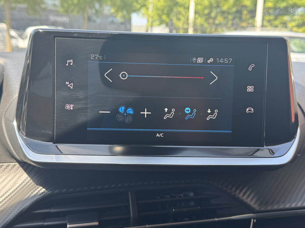 Peugeot 208 1.2 PureTech Allure // CRUISE // NAVI // PDC // APPLE CARPLAY - ANDROID AUTO // DAB RADIO // LED // 20