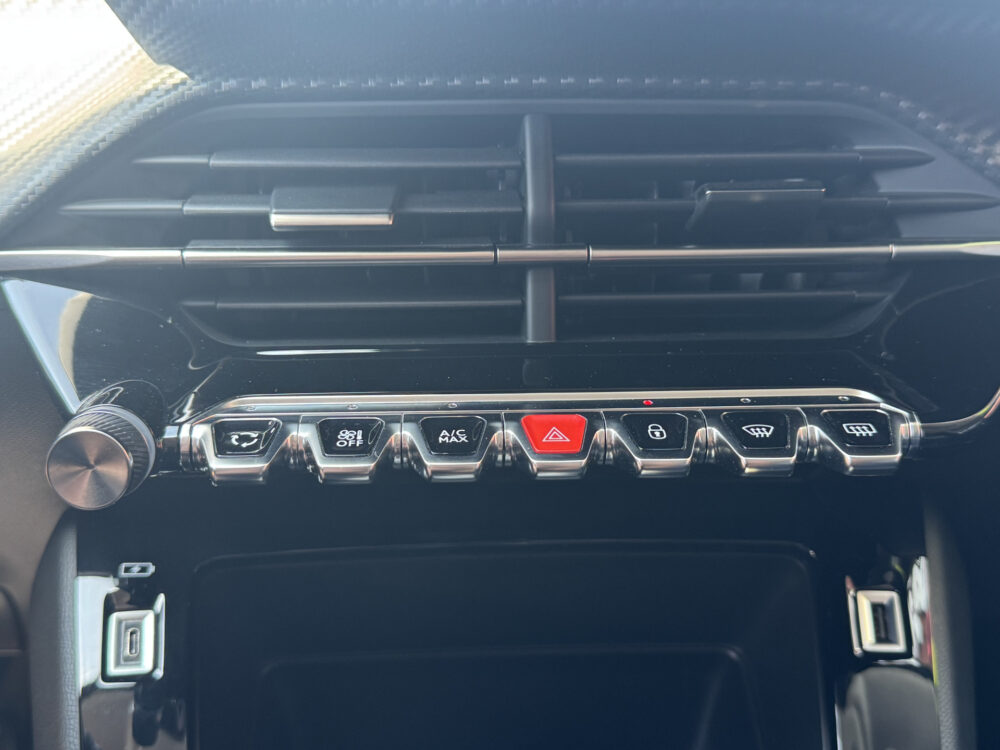 Peugeot 208 1.2 PureTech Allure // CRUISE // NAVI // PDC // APPLE CARPLAY - ANDROID AUTO // DAB RADIO // LED // 21