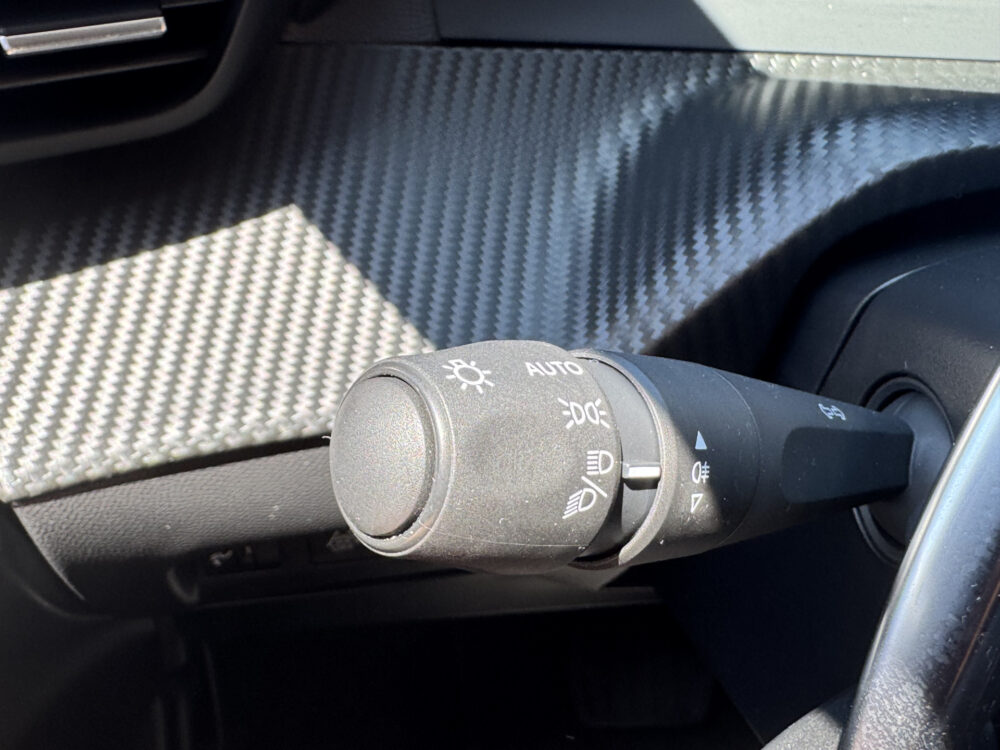 Peugeot 208 1.2 PureTech Allure // CRUISE // NAVI // PDC // APPLE CARPLAY - ANDROID AUTO // DAB RADIO // LED // 22