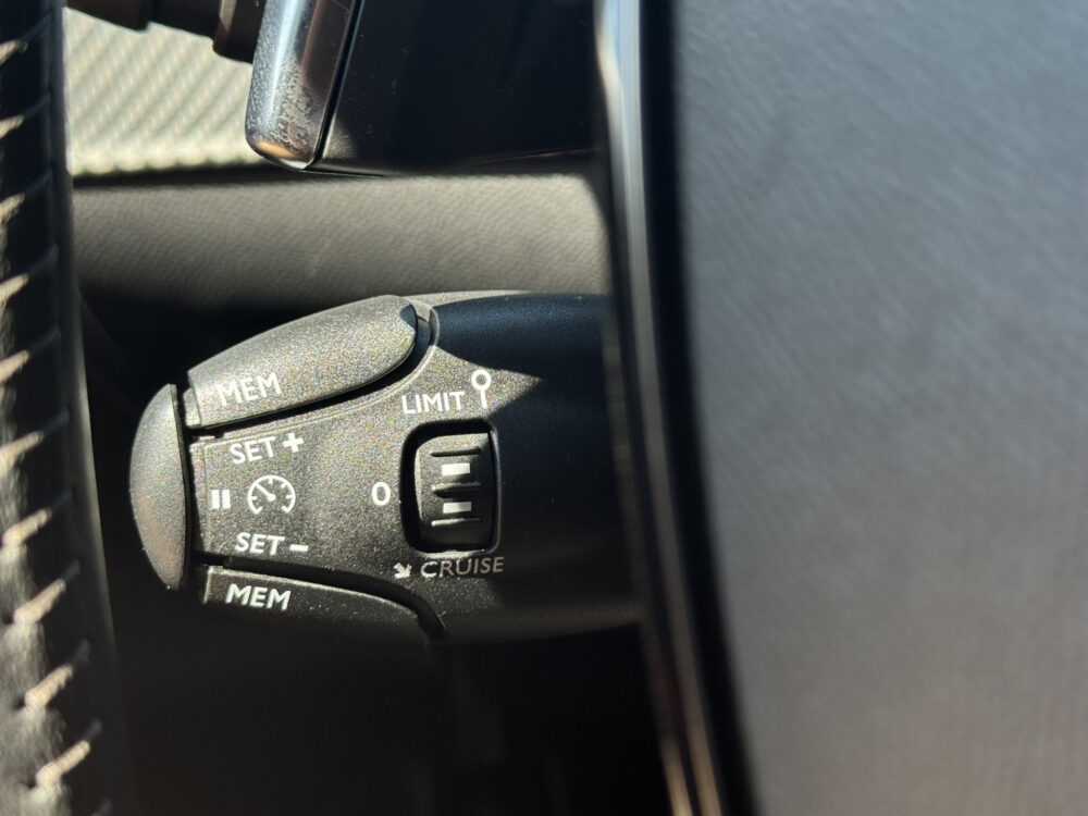 Peugeot 208 1.2 PureTech Allure // CRUISE // NAVI // PDC // APPLE CARPLAY - ANDROID AUTO // DAB RADIO // LED // 23