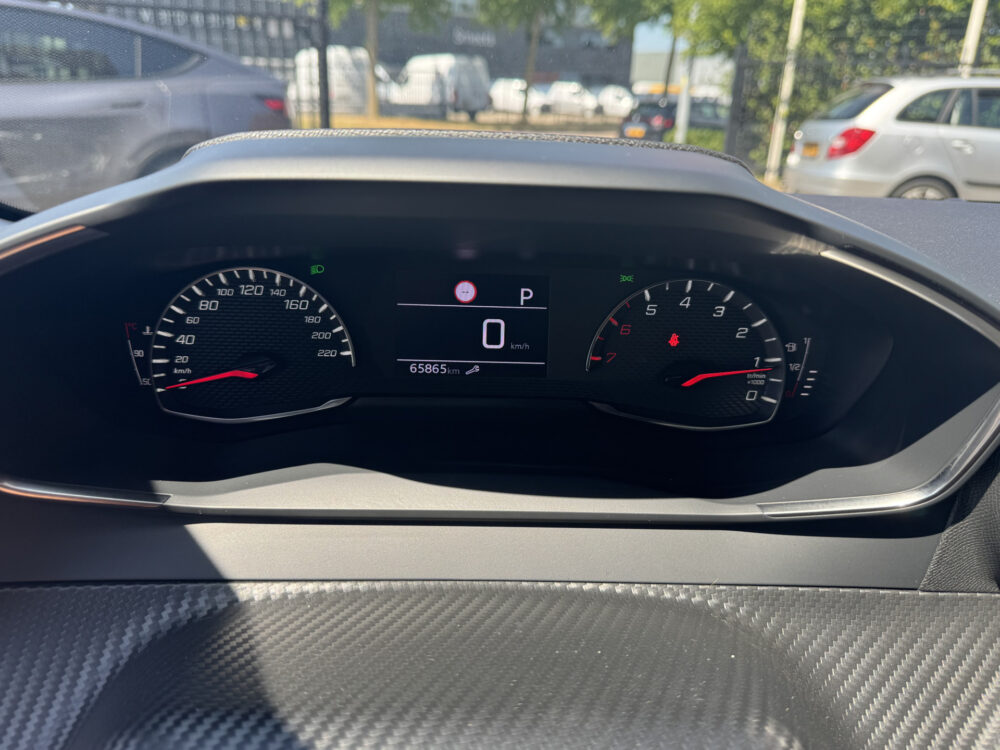Peugeot 208 1.2 PureTech Allure // CRUISE // NAVI // PDC // APPLE CARPLAY - ANDROID AUTO // DAB RADIO // LED // 24