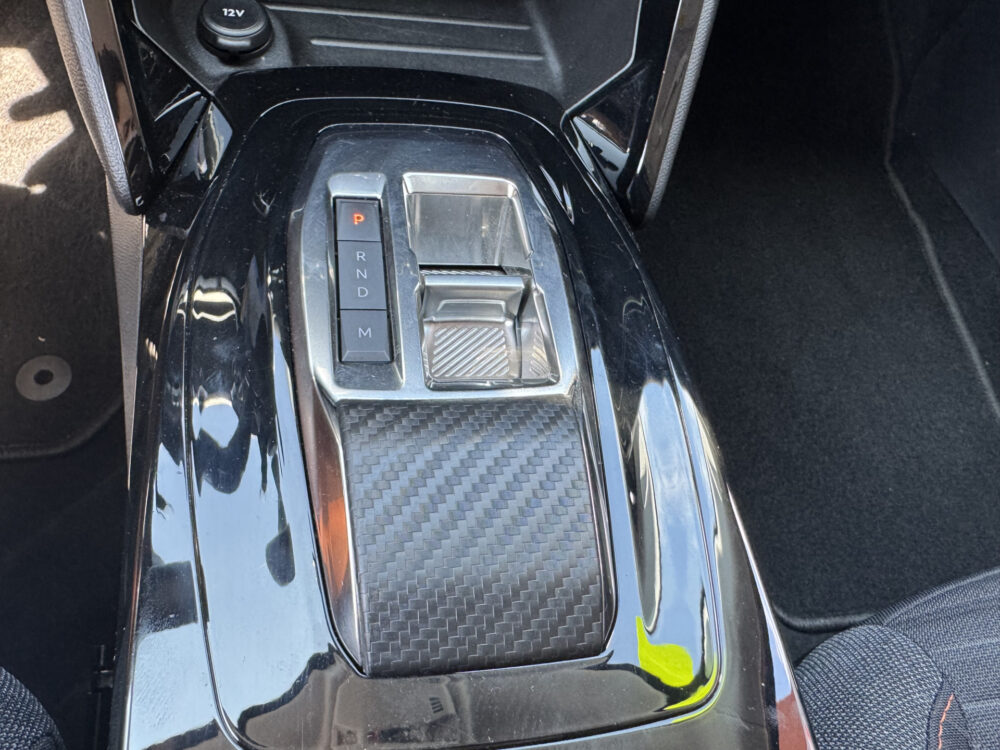 Peugeot 208 1.2 PureTech Allure // CRUISE // NAVI // PDC // APPLE CARPLAY - ANDROID AUTO // DAB RADIO // LED // 25