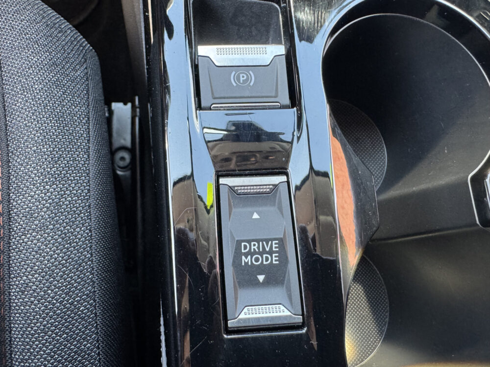 Peugeot 208 1.2 PureTech Allure // CRUISE // NAVI // PDC // APPLE CARPLAY - ANDROID AUTO // DAB RADIO // LED // 26
