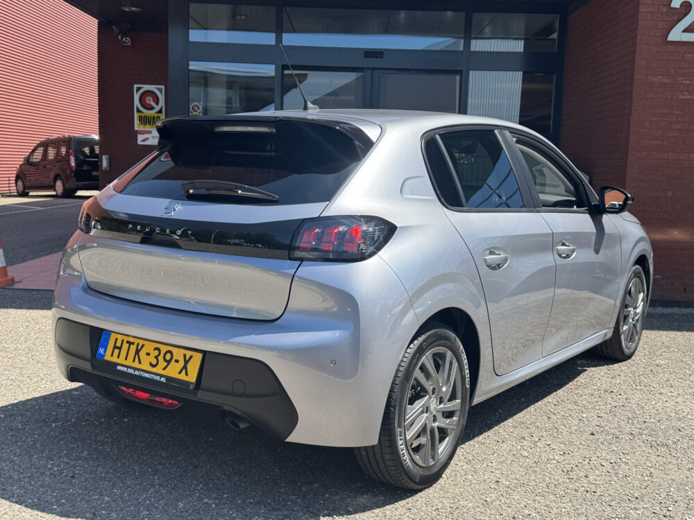 Peugeot 208 1.2 PureTech Allure // CRUISE // NAVI // PDC // APPLE CARPLAY - ANDROID AUTO // DAB RADIO // LED // 3