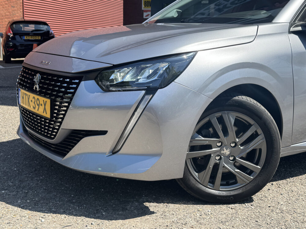 Peugeot 208 1.2 PureTech Allure // CRUISE // NAVI // PDC // APPLE CARPLAY - ANDROID AUTO // DAB RADIO // LED // 4
